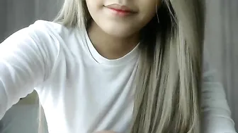 yeu_asian Petite brunette babe sucking dildo