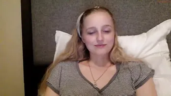 peachezzs bitch shows small tits
