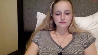 peachezzs bitch shows small tits