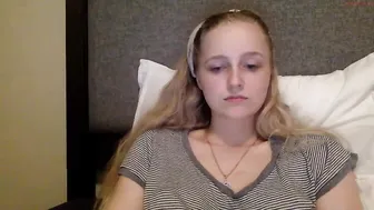 peachezzs bitch shows small tits