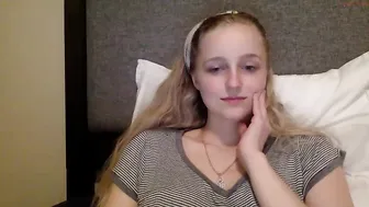 peachezzs bitch shows small tits