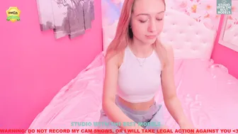 nikki_coy dick shows off her shaved cunt