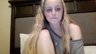 peachezzs cute babe caresses shaved cunt