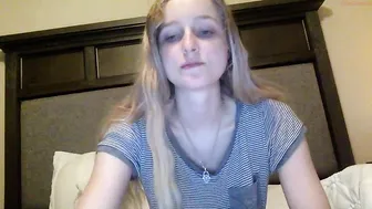 peachezzs tasty  cam girl  fucks her ass furiously