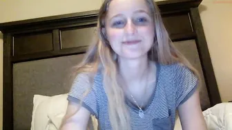 peachezzs tasty  cam girl  fucks her ass furiously