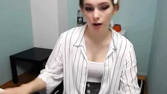 ann_livv cute girl shows the body