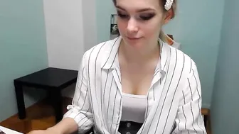 ann_livv cute girl shows the body