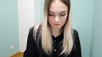 ann_livv slut female fucks both holes