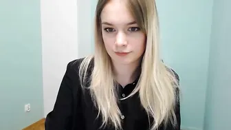 ann_livv slut female fucks both holes