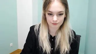 ann_livv slut female fucks both holes