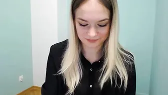 ann_livv hot babe gives off huge ass