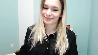 ann_livv hot babe gives off huge ass