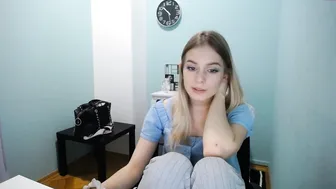 ann_livv sweet babe took off her panties