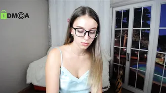 molly_so shy babe shows shaved cunt