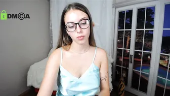 molly_so shy babe shows shaved cunt