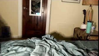 juneavery skinny bitch jerks pussy with dildo