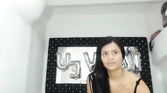 hombrereal busty chick caresses shaved foil