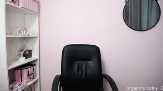 lolli_mary gorgeous model strips and pulls pussy