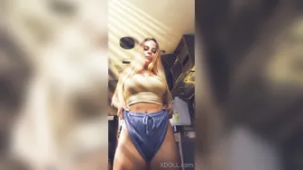 rahyndee the bitch paid the courier for the pizza