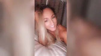 nikkifoxxxxx masturbates the cap behind the cash register