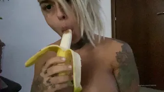 minniegirl gorgeous babe furiously fucks pussy