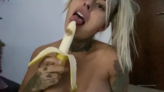 minniegirl gorgeous babe furiously fucks pussy