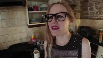 lucymuse beautiful chick jerks off her cunt