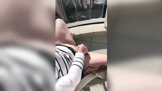 downundercple gets an orgasm from jerking