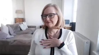 courtesananna flirtatious passion masturbates both holes