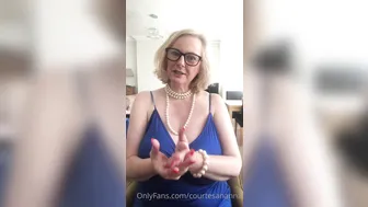 courtesananna loves jerking off and catches the buzz from the process