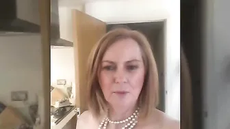 courtesananna seductive babe fucks both holes