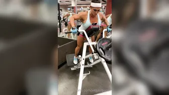 vegasqueen loves jerking off and catches the buzz from the process