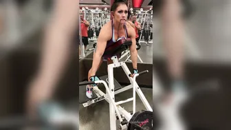 vegasqueen hot chick fucks shaved pussy