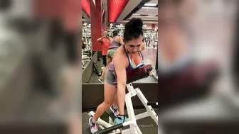 vegasqueen hot chick fucks shaved pussy