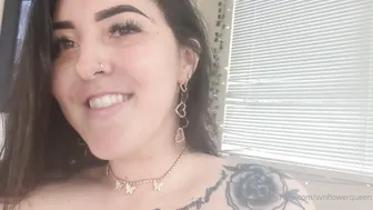 svnflowerqueen fucks herself on the sofa