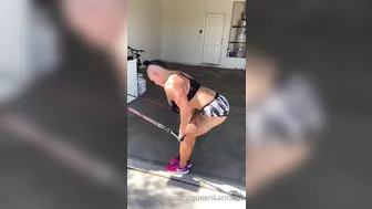 queenkarma69 pretty lady gently masturbates cunt