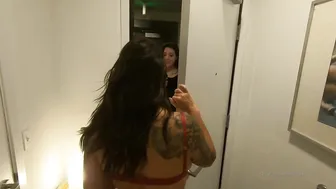 svnflowerqueen elegant slut caresses shaved pussy