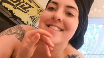 svnflowerqueen wonderful babe cums from a handjob