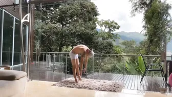 malyia experienced slut caresses intimate places