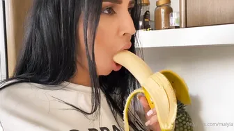 malyia slim mulatto dancing erotic dance