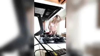 loveluna spectacular slut strokes her clit