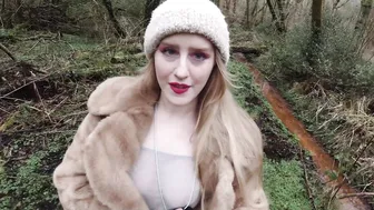 lucymuse hot prostitute poses in shorts