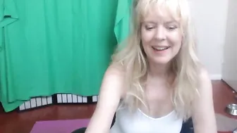 msjamiefoster cute chick gently pulls pussy