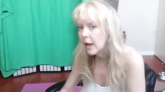 msjamiefoster cute chick gently pulls pussy