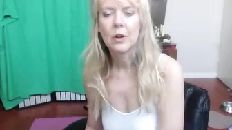 msjamiefoster cute chick gently pulls pussy