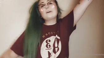 littlekittenn greedily fucks herself with a toy