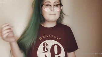 littlekittenn greedily fucks herself with a toy