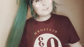 littlekittenn greedily fucks herself with a toy