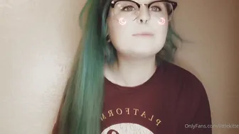 littlekittenn greedily fucks herself with a toy