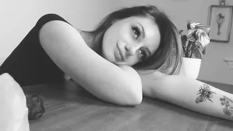 izzy xx sexy lady jerks off pussy with vibrator